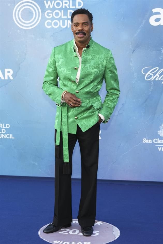 Colman Domingo puso el toque de color a la alfombra azul.