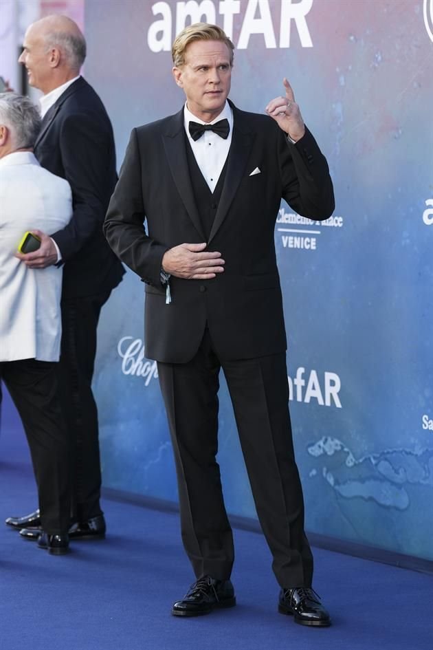Cary Elwes lució sumamente elegante.
