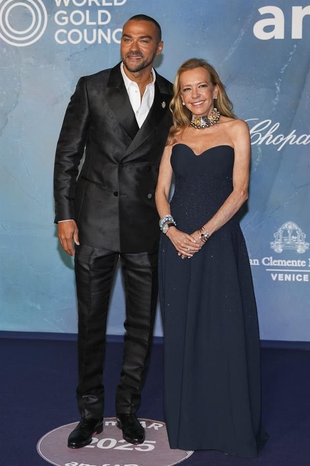 Jesse Williams y Caroline Scheufele, muy juntitos a su arribo.
