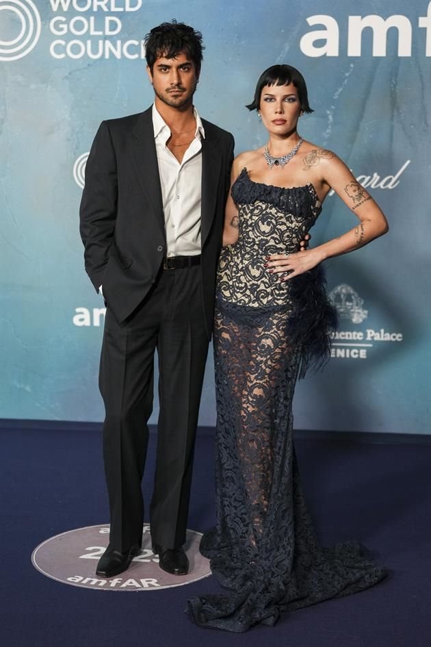 Avan Jogia y Halsey también fueron muy asediados por los presentes.