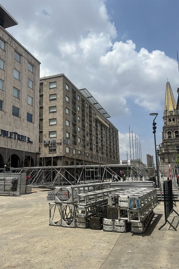 Preparativos en el centro de Guadalajara para la celebración del grito de Independencia.
