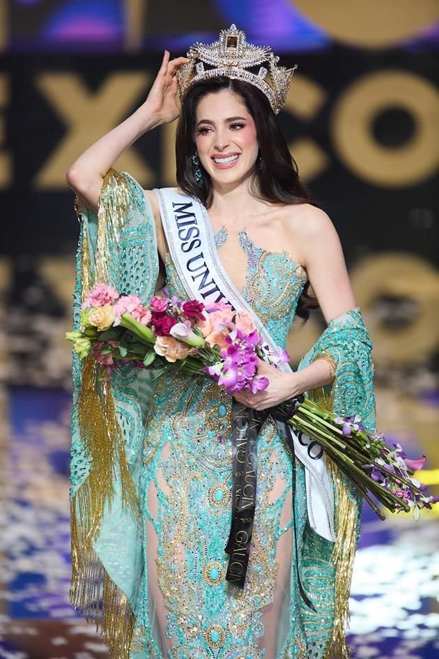 Fatima Bosch al momento de ser coronada como Miss Universe Méxcio,
