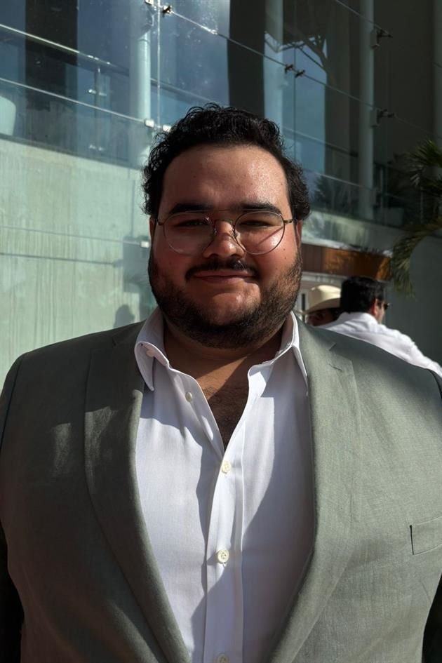 El actor Eduardo Olmos llega a los premios Ariel.