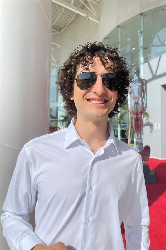 El actor Ernesto González posa ante las cámaras en los Premios Ariel 2025.