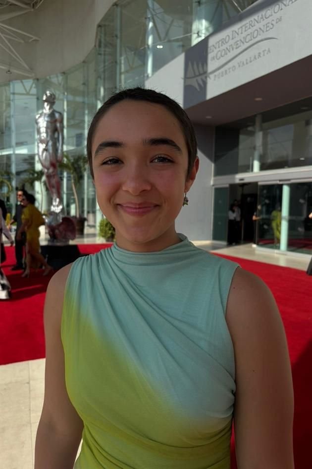La actriz Sofía Quezada del filme, Armas Blancas, está presente en la alfombra.