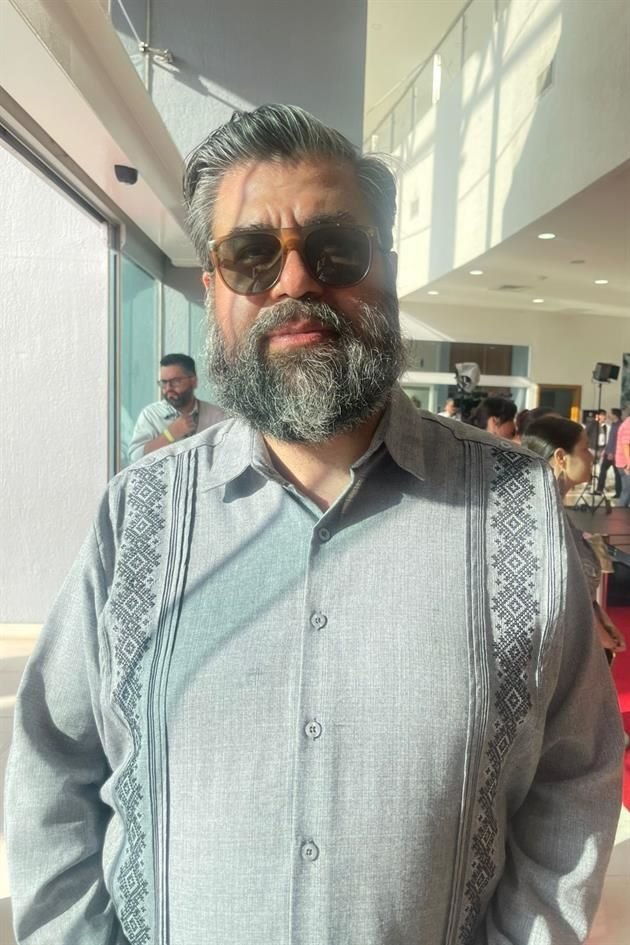 El guionista Armando López Muñoz asiste a la alfombre roja por su trabajo en 'Hombres Íntegros' en la categoría a Mejor Guión Original.