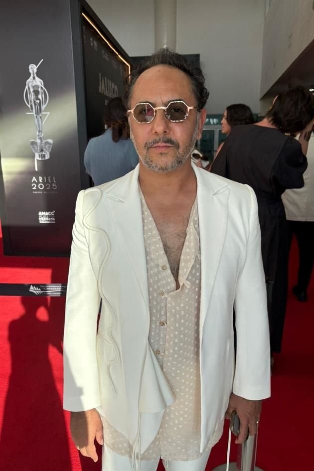 Humberto Bustos posa en la alfombre de los P´remios Ariel 2025.