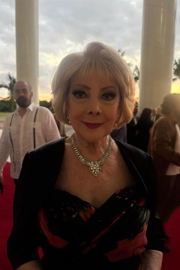 Jacqueline Andere luce su vestido oscuro con rojo ante la alfombra.