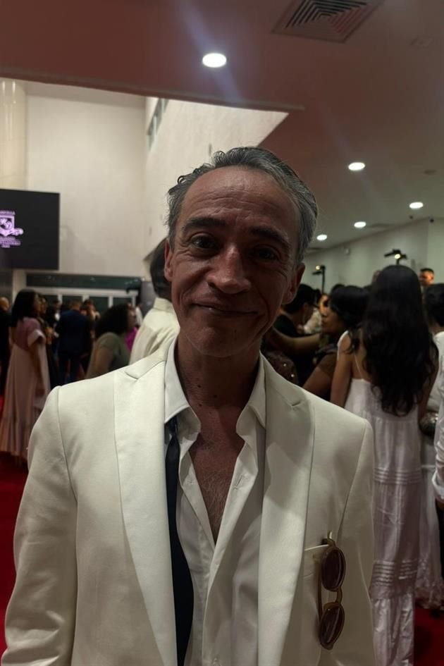 Roberto Sosa desfilando para la premiación Ariel 2025.