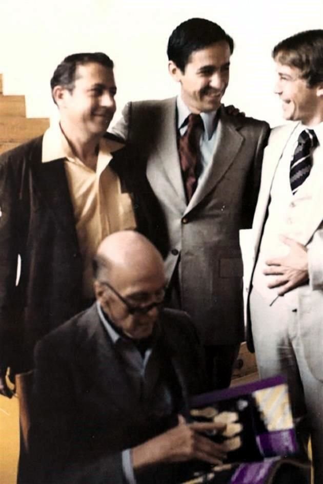 Mauricio con Luis Barragán, uno de los arquitectos mexicanos más importantes del Siglo 20. Entre sus obras están el Faro del Comercio.