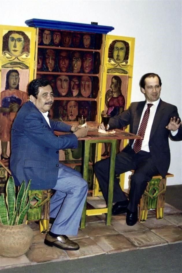 Mauricio dialoga con el pintor surrealista mexicano Rodolfo Morales.