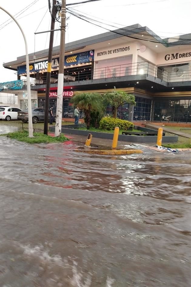 Avenida Patria y Volcán Popocatépetl, en el Colli Urbano, en Zapopan. Algunos semáforos no funcionan y hay caos vial por encharcamientos.