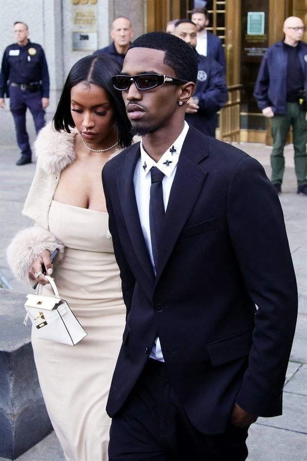 King Combs y Raven Tracy abandona el Tribunal Federal de Manhattan tras la sentencia.