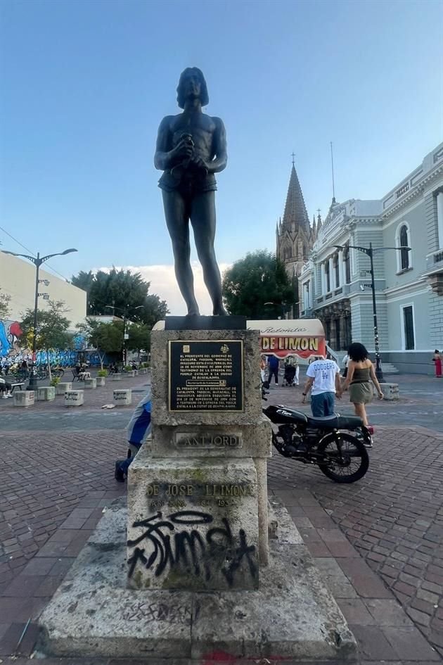 Escultura vandalizada de Sant Jordi.
