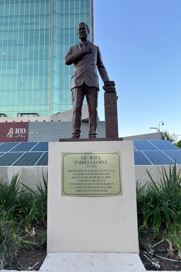 Arreglan escultura de Raúl Padilla que había sido vandalizada.
