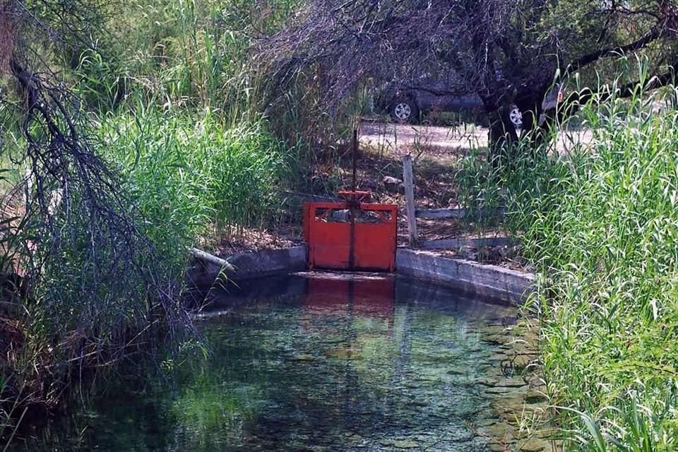 Con esta compuerta los encargados sacaban el agua del manantial principal sin permitir la recarga del humedal, por ello, al clausurarla renació el río.