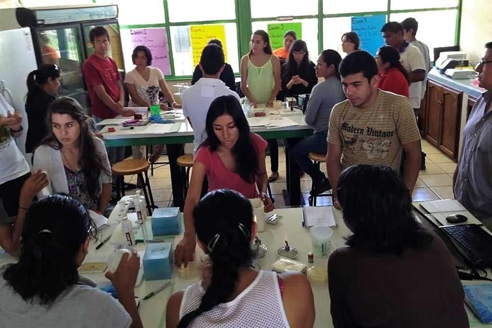 En el Laboratorio de Biología Molecular, instalado en el CBTa, jóvenes realizan estudios del ADN de cada una de las bacterias que viven en las pozas.