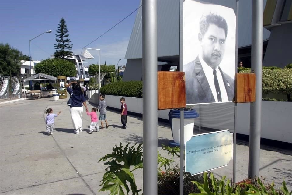 Eusebio González, padre de Samuel, fue conocido como El Maestro Aarón, y líder y fundador de la Iglesia del Dios Vivo, Columna y Apoyo de la Verdad La Luz del Mundo.