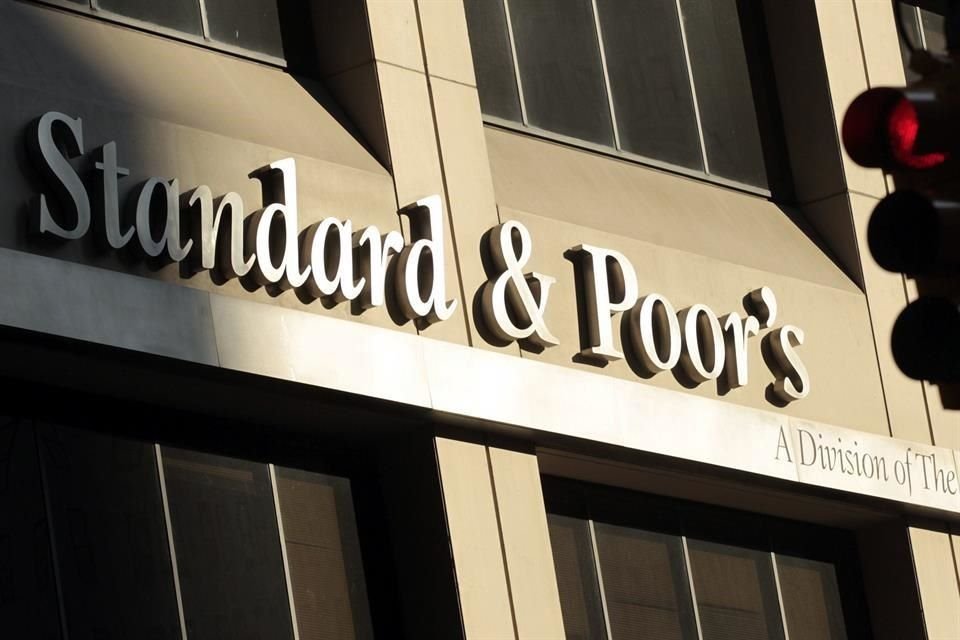 S&P reconoció que los bancos mexicanos actualmente afrontan mayores riesgos económicos.