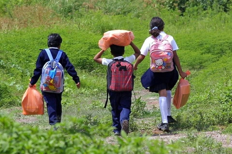 STPS busca dar becas a niños y niñas para que puedan acudir a la escuela.