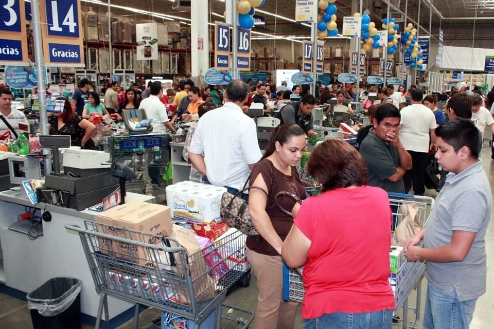 El consumo privado interior de bienes importados repuntó 5.32 por ciento en abril, tras retrocesos en febrero y marzo.