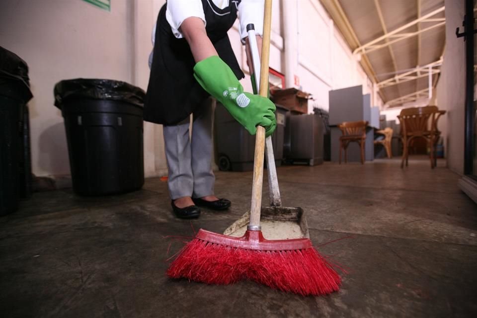 Debido a la crisis por la pandemia, 300 mil trabajadoras del hogar perdieron su empleo y menos de 1% ha sido afiliada al Seguro Social.