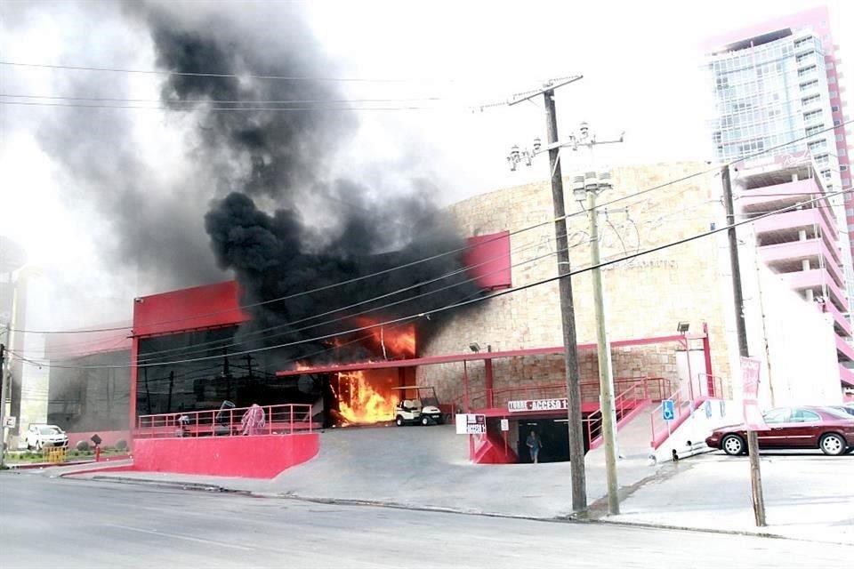 La tarde del 25 de agosto de 2011, un comando armado irrumpió en el Casino Royale, roció con gasolina las instalaciones e incendió la casa de apuestas. El fuego provocó la muerte de 52 personas.