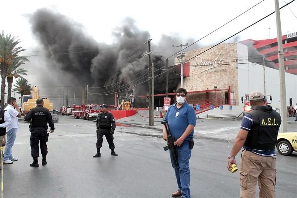Los socorristas no paraban, en una imagen dantesca, de sacar cuerpos y más cuerpos del Casino Royale, que continuaba en llamas por el peor atentado cometido por el crimen organizado.