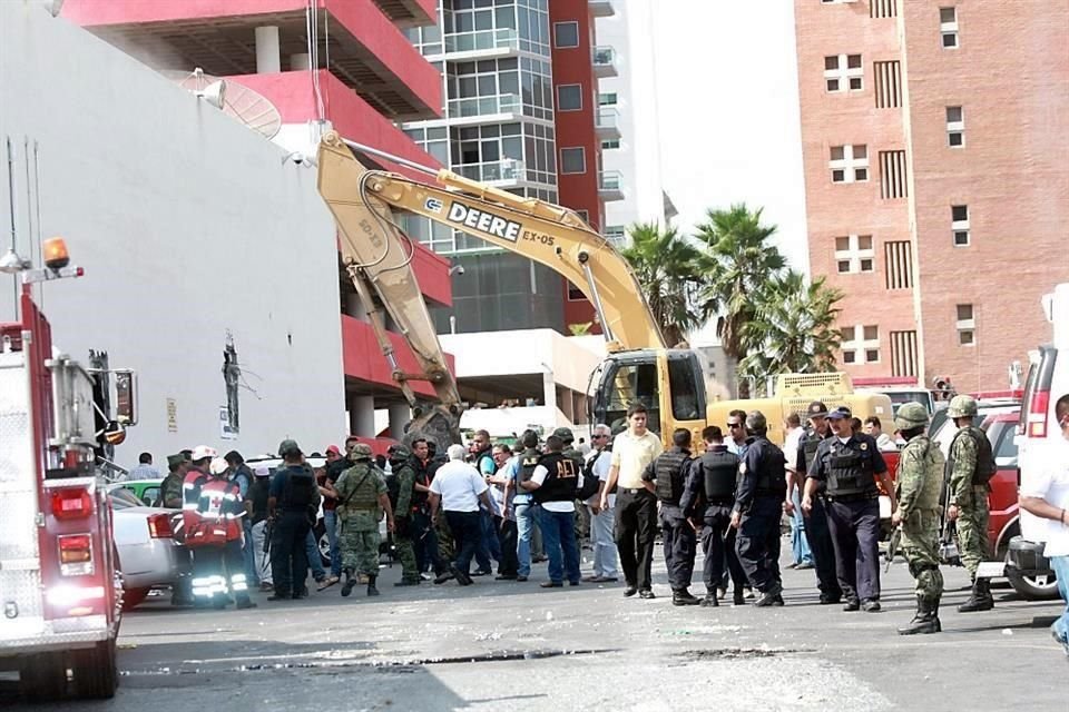 Los socorristas no paraban, en una imagen dantesca, de sacar cuerpos y más cuerpos del Casino Royale, que continuaba en llamas por el peor atentado cometido por el crimen organizado.