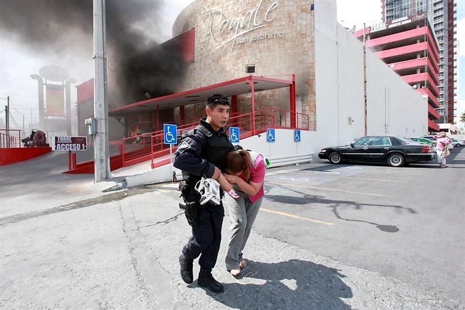 Los bomberos tuvieron que abrir boquetes en el inmueble con mazos y maquinaria para la construcción.