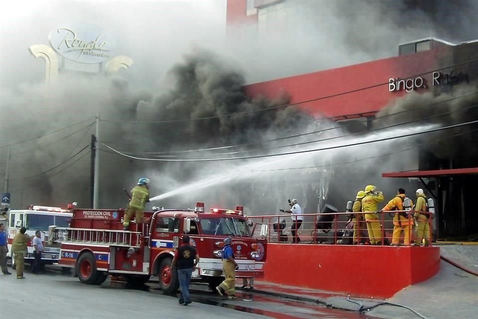 En la sofocación del incendio participaron 80 bomberos, apoyados por 70 elementos de Protección Civil estatal y municipal, de San Pedro y Santa Catarina, así como paramédicos de la Cruz Verde y Roja.