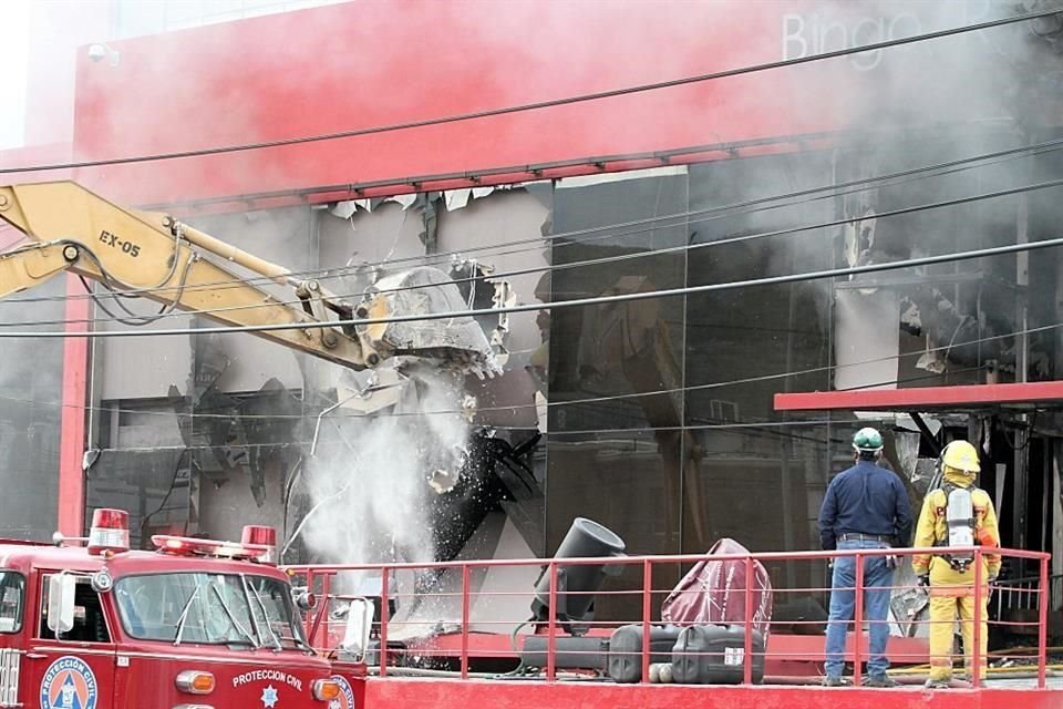 En la sofocación del incendio participaron 80 bomberos, apoyados por 70 elementos de Protección Civil estatal y municipal, de San Pedro y Santa Catarina, así como paramédicos de la Cruz Verde y Roja.