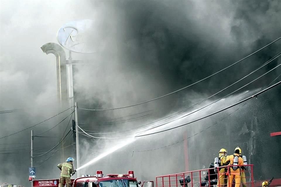 En la sofocación del incendio participaron 80 bomberos, apoyados por 70 elementos de Protección Civil estatal y municipal, de San Pedro y Santa Catarina, así como paramédicos de la Cruz Verde y Roja.
