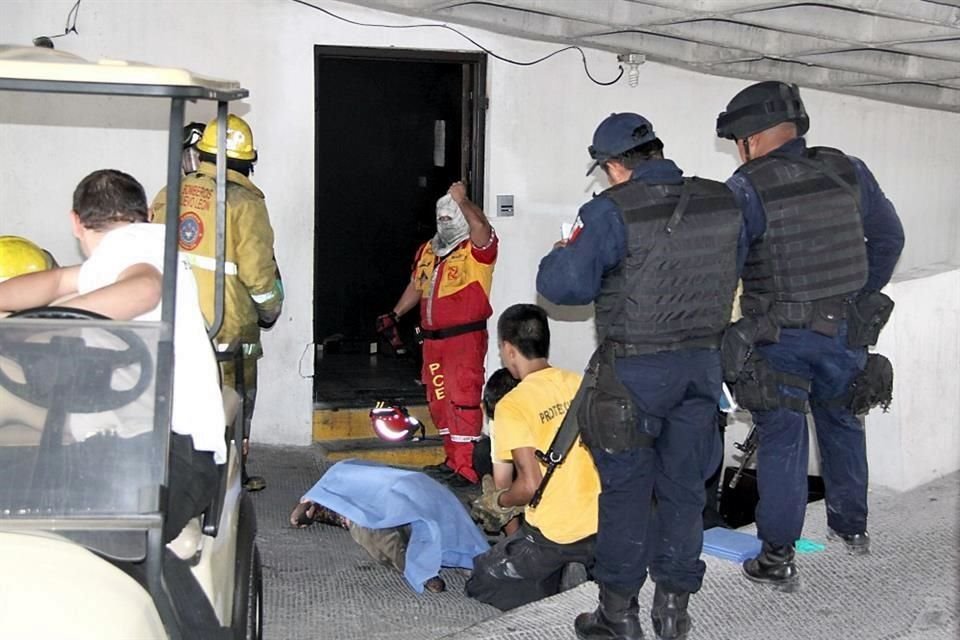 Las unidades del Semefo arribaban al estacionamiento del centro de apuestas y se retiraban repletas de cadáveres, muchos de ellos quemados, otros muertos por asfixia a causa del humo.