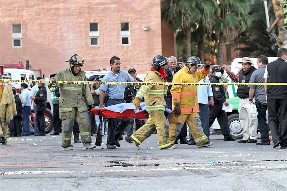 Las unidades del Forense seguían saliendo del estacionamiento, donde los rescatistas abrieron boquetes en las paredes con unas retroexcavadoras para poder ingresar al establecimiento.