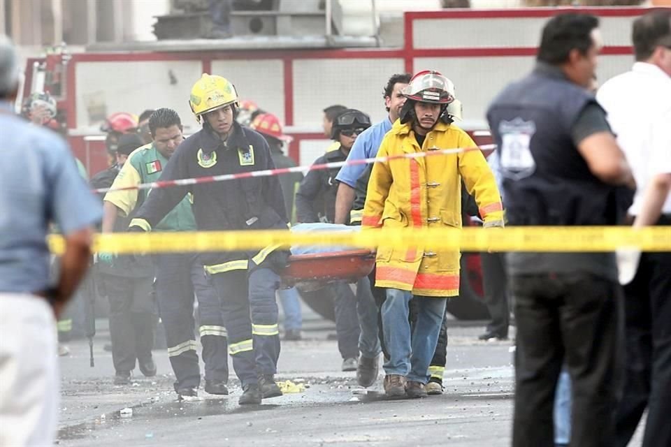 Las unidades del Forense seguían saliendo del estacionamiento, donde los rescatistas abrieron boquetes en las paredes con unas retroexcavadoras para poder ingresar al establecimiento.