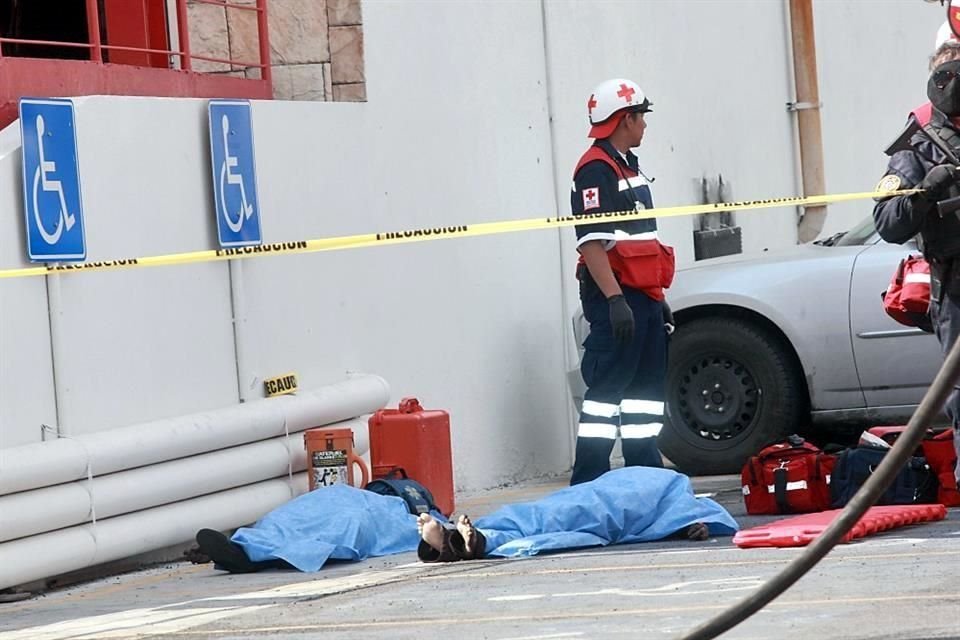 Las unidades del Semefo arribaban al estacionamiento del centro de apuestas y se retiraban repletas de cadáveres, muchos de ellos quemados, otros muertos por asfixia a causa del humo.