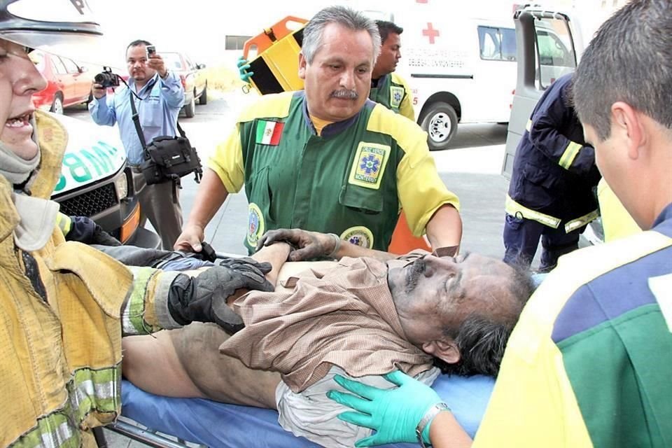 Las unidades del Semefo arribaban al estacionamiento del centro de apuestas y se retiraban repletas de cadáveres, muchos de ellos quemados, otros muertos por asfixia a causa del humo.