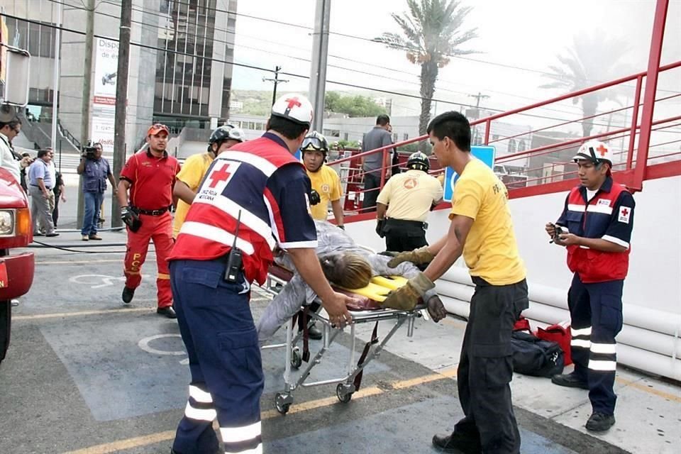 Las unidades del Semefo arribaban al estacionamiento del centro de apuestas y se retiraban repletas de cadáveres, muchos de ellos quemados, otros muertos por asfixia a causa del humo.