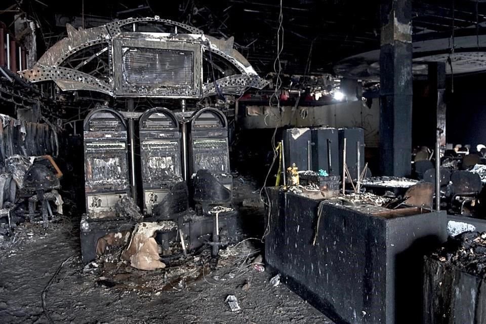 Personal de Protección Civil narró que a la mayoría de los fallecidos en el primer piso del casino los encontraron en un baño para discapacitados, donde habrían muerto por inhalación de humo.