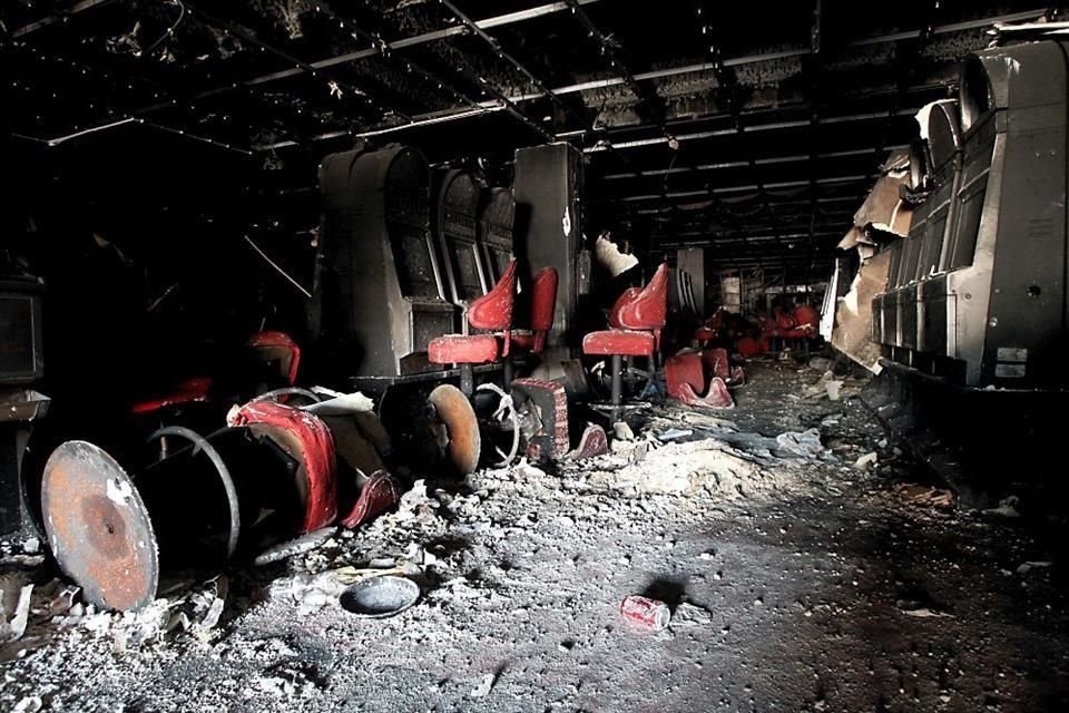 Personal de Protección Civil narró que a la mayoría de los fallecidos en el primer piso del casino los encontraron en un baño para discapacitados, donde habrían muerto por inhalación de humo.