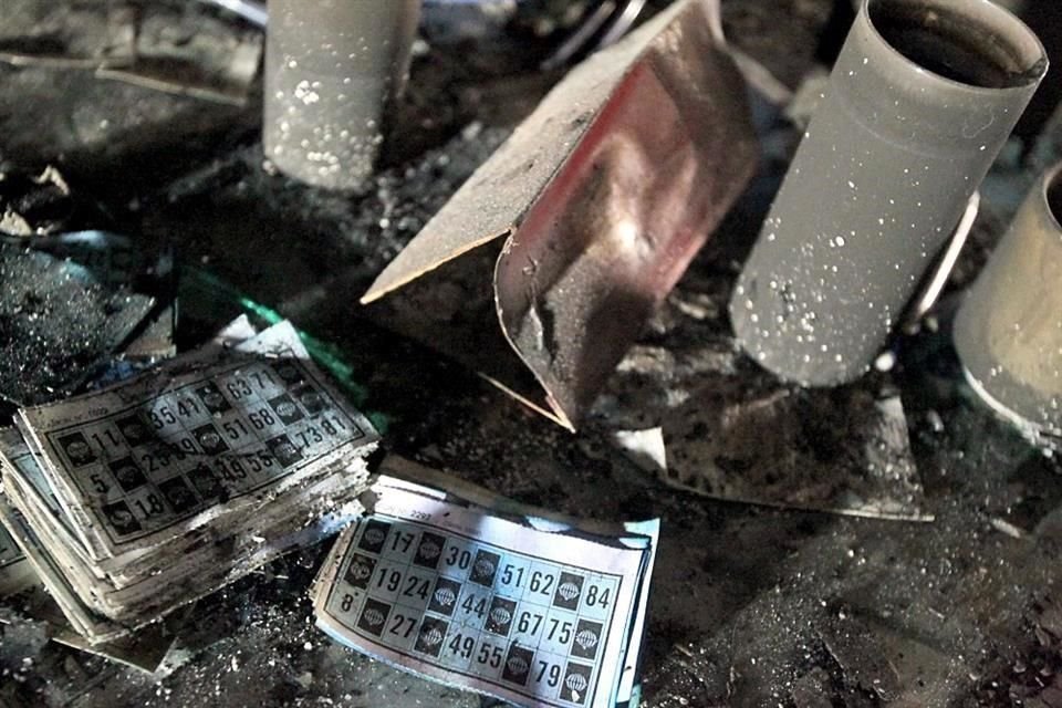 Personal de Protección Civil narró que a la mayoría de los fallecidos en el primer piso del casino los encontraron en un baño para discapacitados, donde habrían muerto por inhalación de humo.