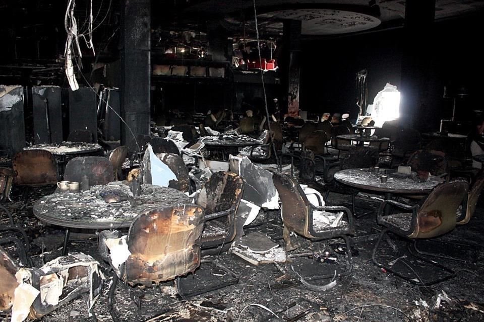 Otro cuantioso número de personas sin vida fue localizado por los elementos de los cuerpos de rescate en la segunda planta.<br><br>