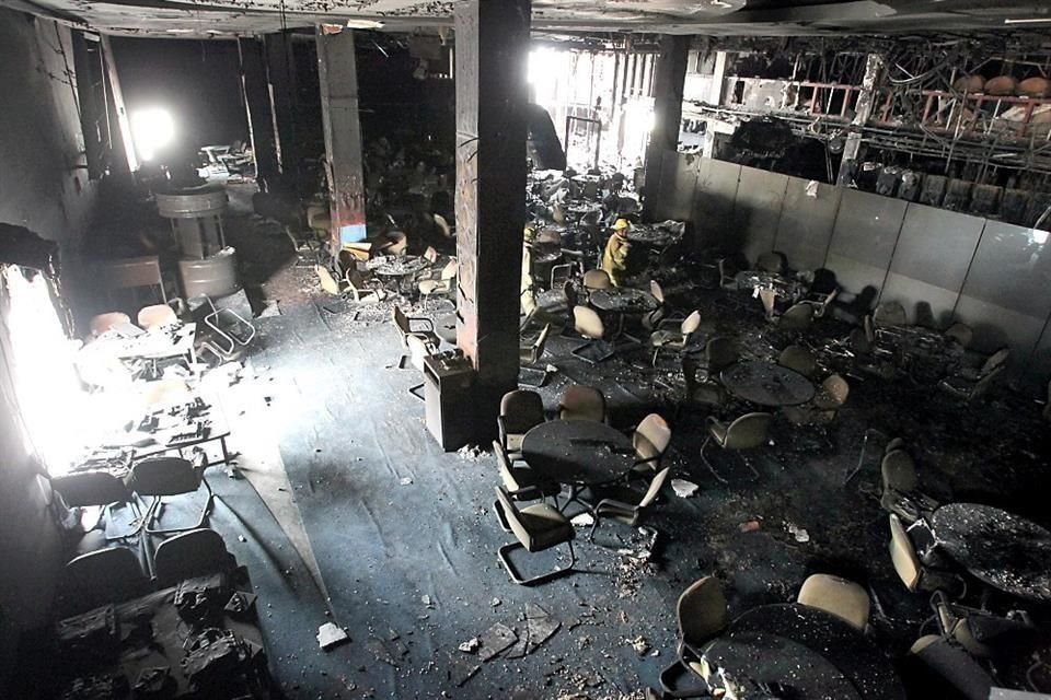 Otro cuantioso número de personas sin vida fue localizado por los elementos de los cuerpos de rescate en la segunda planta.