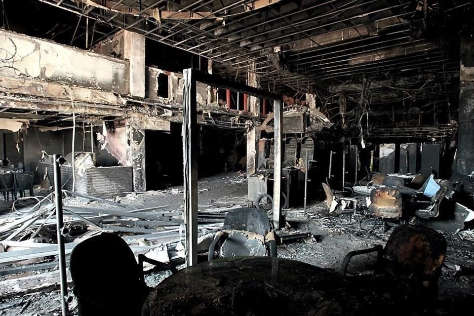 El común denominador entre la mayoría de los muertos del Casino Royale es que casi todos perecieron con su teléfono celular en sus manos.