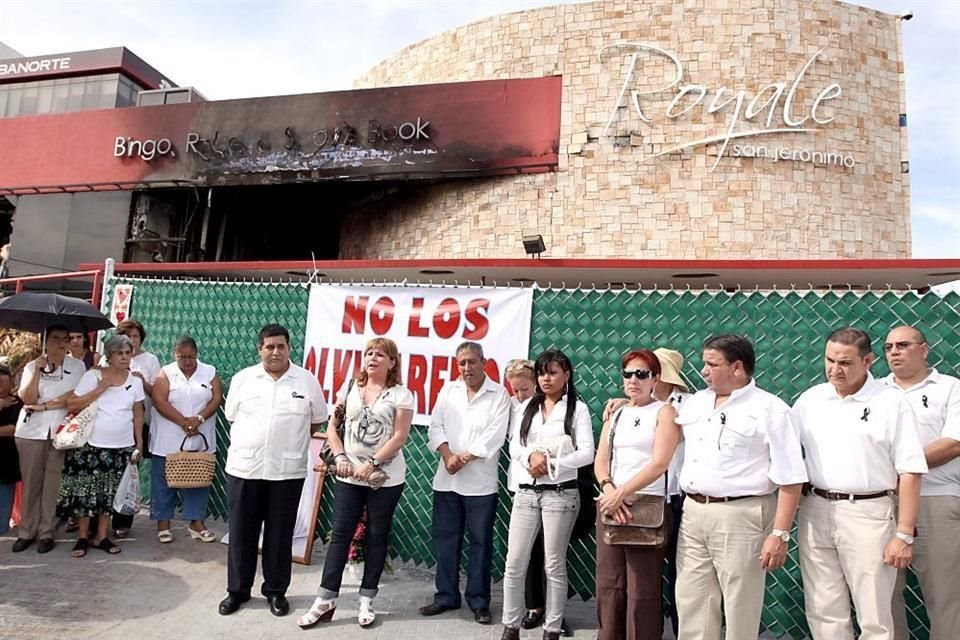 Las imágenes mostraron que los hombres llegan en varios vehículos, bajaron los contenedores con la gasolina y en menos de 2 minutos concretaron la masacre.