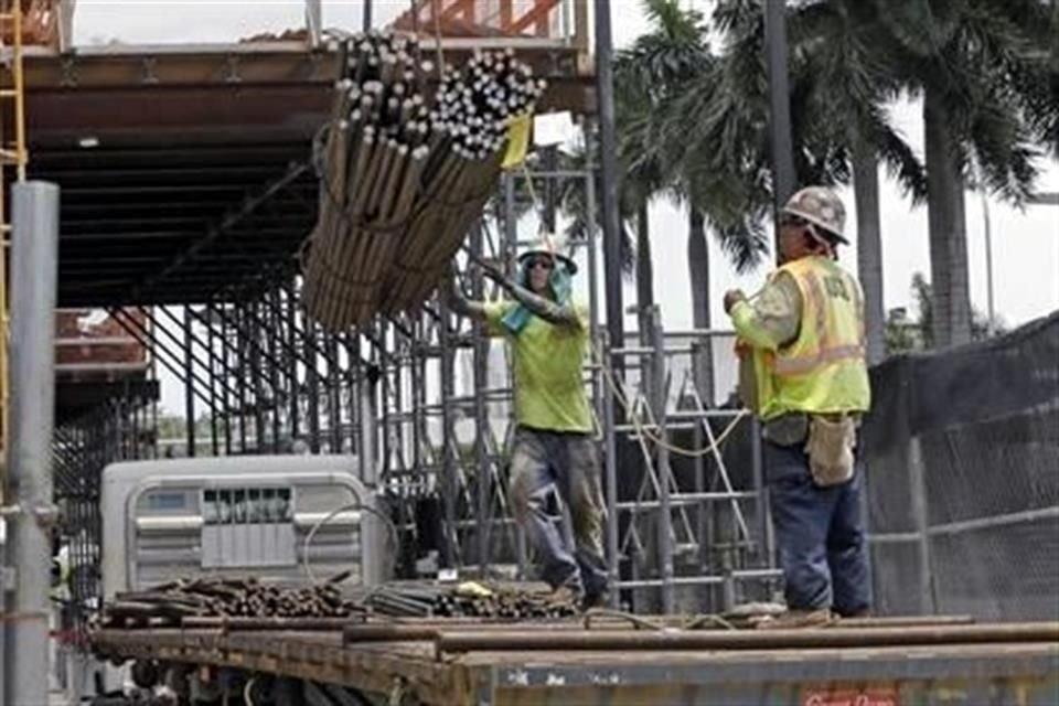 En abril, la variable que tiene que ver con construcción acusó un descalabro mensual histórico de 30.86 por ciento.