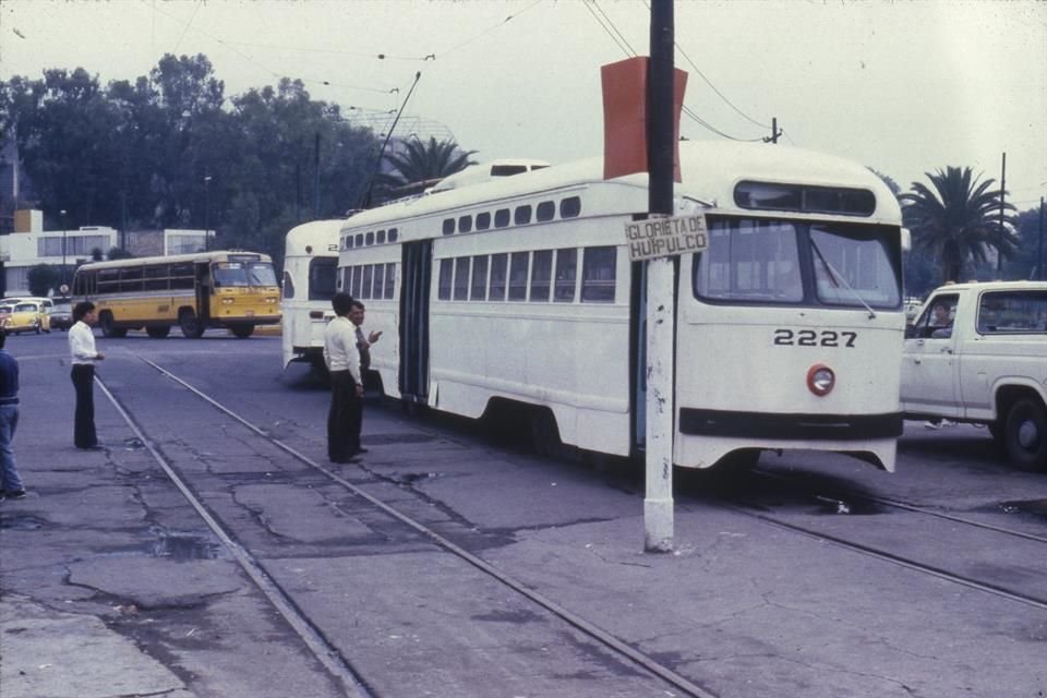 Para 1986, convivían por calles capitalinas tranvías, trolebuses y camiones de Ruta 100.