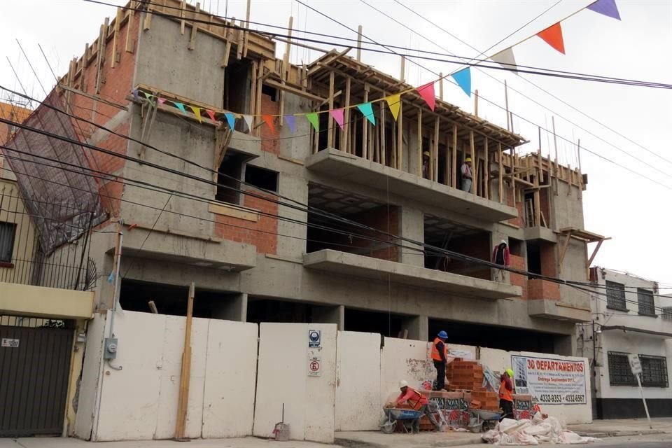 La Norma 26 fue suspendida hace 3 años porque desarrolladores la utilizaban para obtener beneficios fiscales, reportando que construían vivienda popular cuando en realidad eran departamentos de lujo.