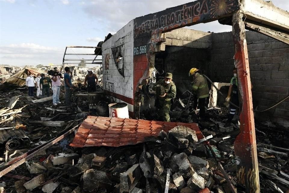 Una serie de explosiones en el tianguis de pirotecnia de San Pablito, en Tultepec, dejaron al menos 27 muertos y 70 heridos.